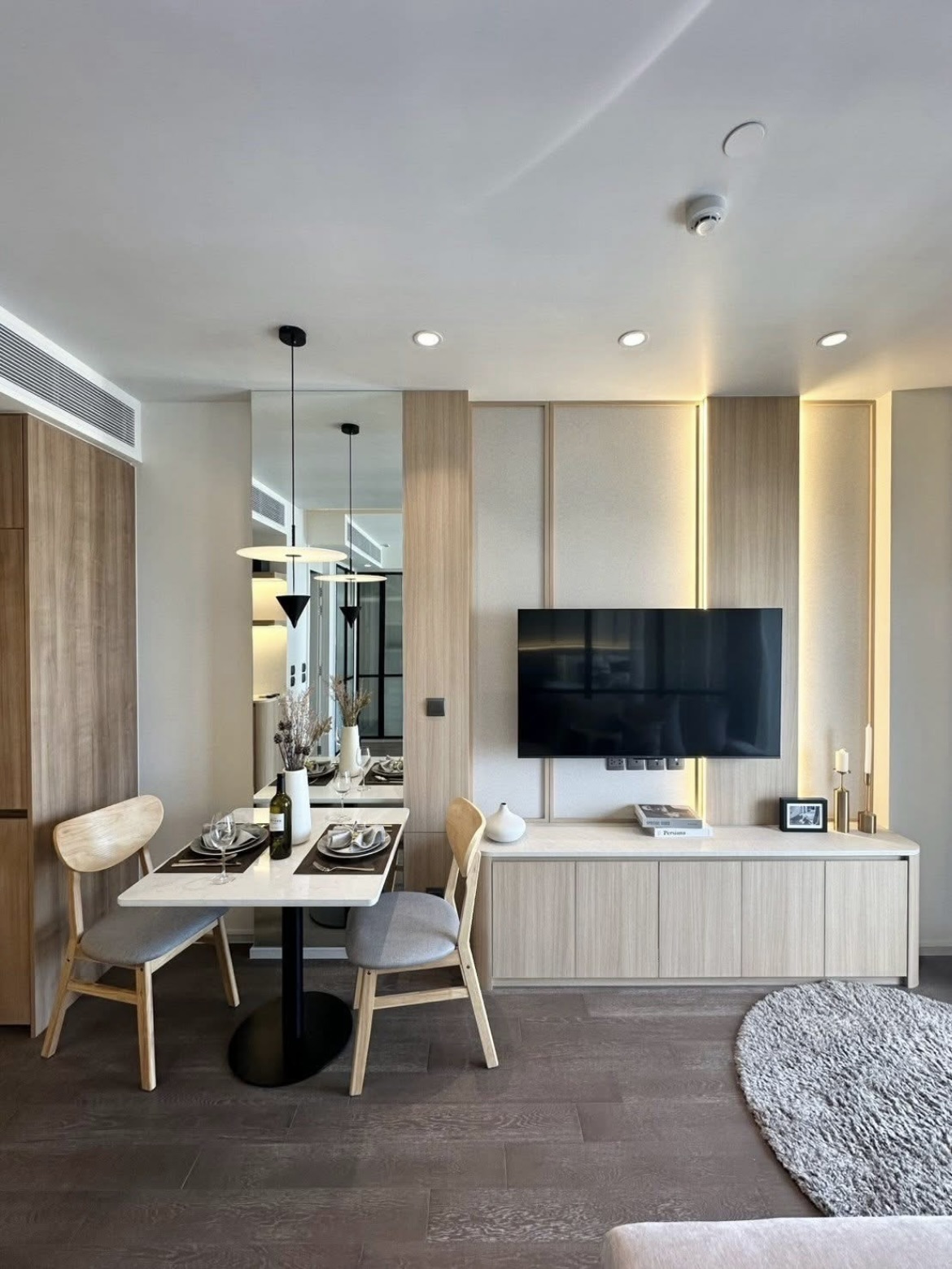 Newly renovated 1-bedroom condo for rent at MUNIQ Sukhumvit 23. Only 200m from MRT Sukhumvit & BTS Asoke. Fully furnished, unblocked view, pet friendly (cats allowed). Ready to move in now.