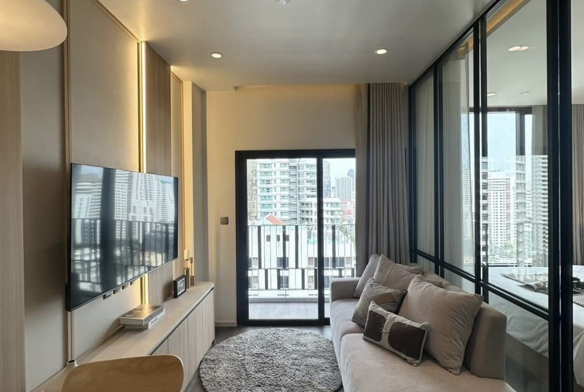 Newly renovated 1-bedroom condo for rent at MUNIQ Sukhumvit 23. Only 200m from MRT Sukhumvit & BTS Asoke. Fully furnished, unblocked view, pet friendly (cats allowed). Ready to move in now.