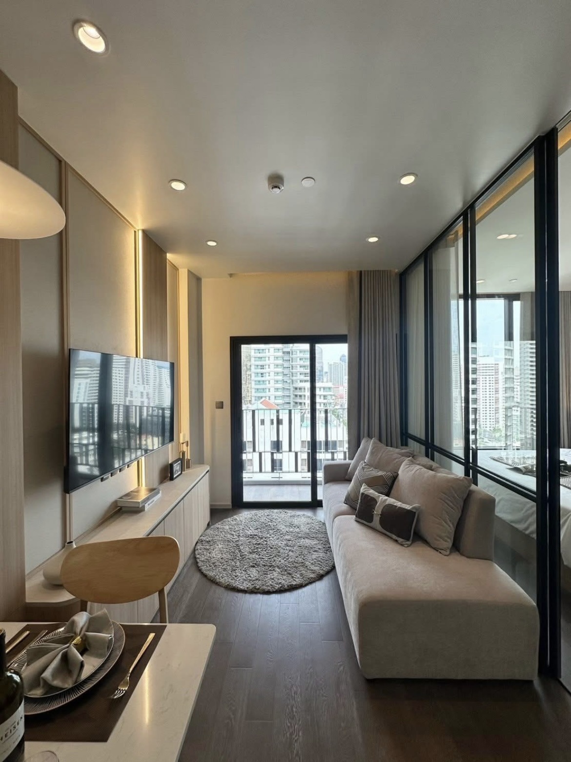 Newly renovated 1-bedroom condo for rent at MUNIQ Sukhumvit 23. Only 200m from MRT Sukhumvit & BTS Asoke. Fully furnished, unblocked view, pet friendly (cats allowed). Ready to move in now.