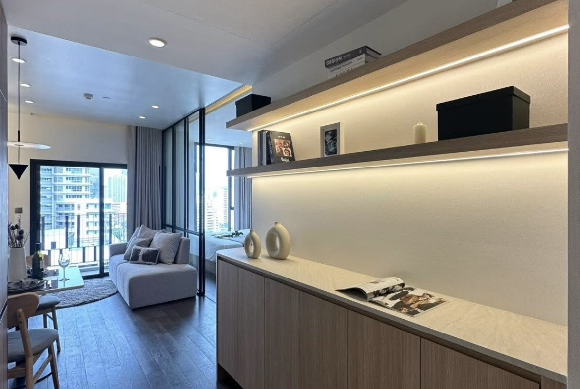 Newly renovated 1-bedroom condo for rent at MUNIQ Sukhumvit 23. Only 200m from MRT Sukhumvit & BTS Asoke. Fully furnished, unblocked view, pet friendly (cats allowed). Ready to move in now.