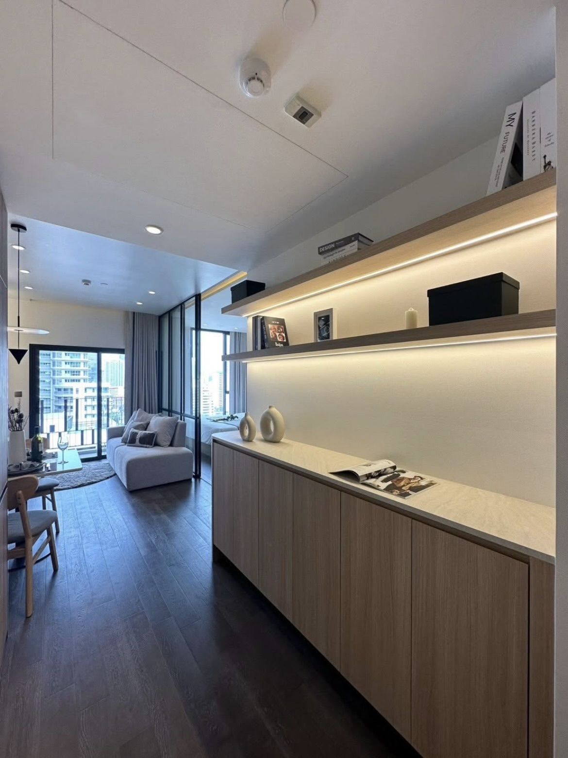Newly renovated 1-bedroom condo for rent at MUNIQ Sukhumvit 23. Only 200m from MRT Sukhumvit & BTS Asoke. Fully furnished, unblocked view, pet friendly (cats allowed). Ready to move in now.