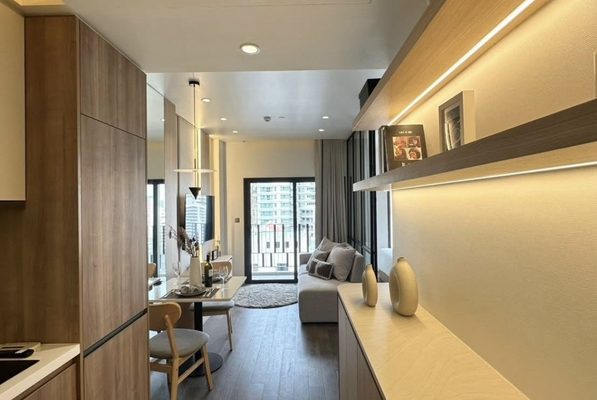 Newly renovated 1-bedroom condo for rent at MUNIQ Sukhumvit 23. Only 200m from MRT Sukhumvit & BTS Asoke. Fully furnished, unblocked view, pet friendly (cats allowed). Ready to move in now.
