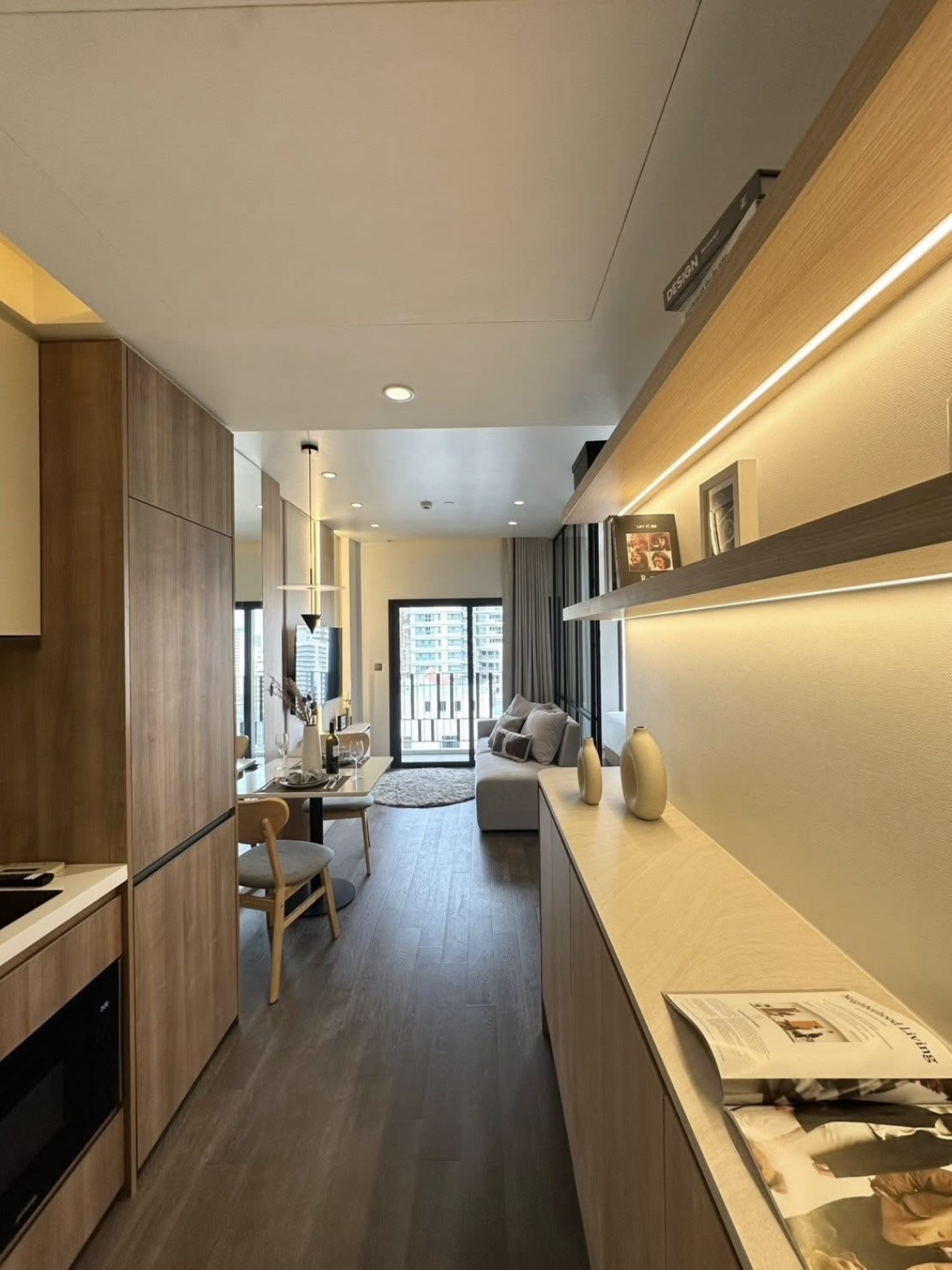 Newly renovated 1-bedroom condo for rent at MUNIQ Sukhumvit 23. Only 200m from MRT Sukhumvit & BTS Asoke. Fully furnished, unblocked view, pet friendly (cats allowed). Ready to move in now.