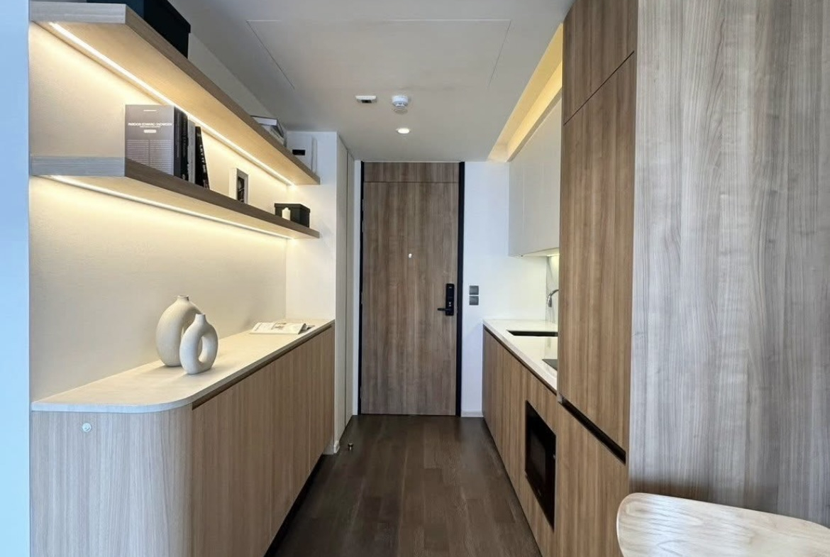 Newly renovated 1-bedroom condo for rent at MUNIQ Sukhumvit 23. Only 200m from MRT Sukhumvit & BTS Asoke. Fully furnished, unblocked view, pet friendly (cats allowed). Ready to move in now.