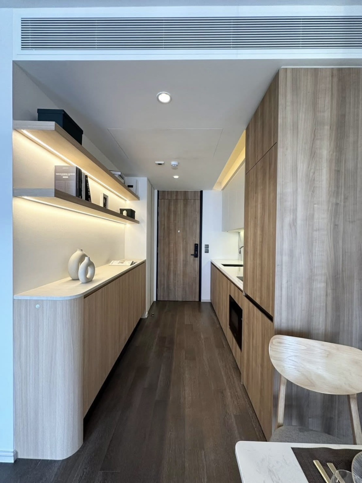 Newly renovated 1-bedroom condo for rent at MUNIQ Sukhumvit 23. Only 200m from MRT Sukhumvit & BTS Asoke. Fully furnished, unblocked view, pet friendly (cats allowed). Ready to move in now.
