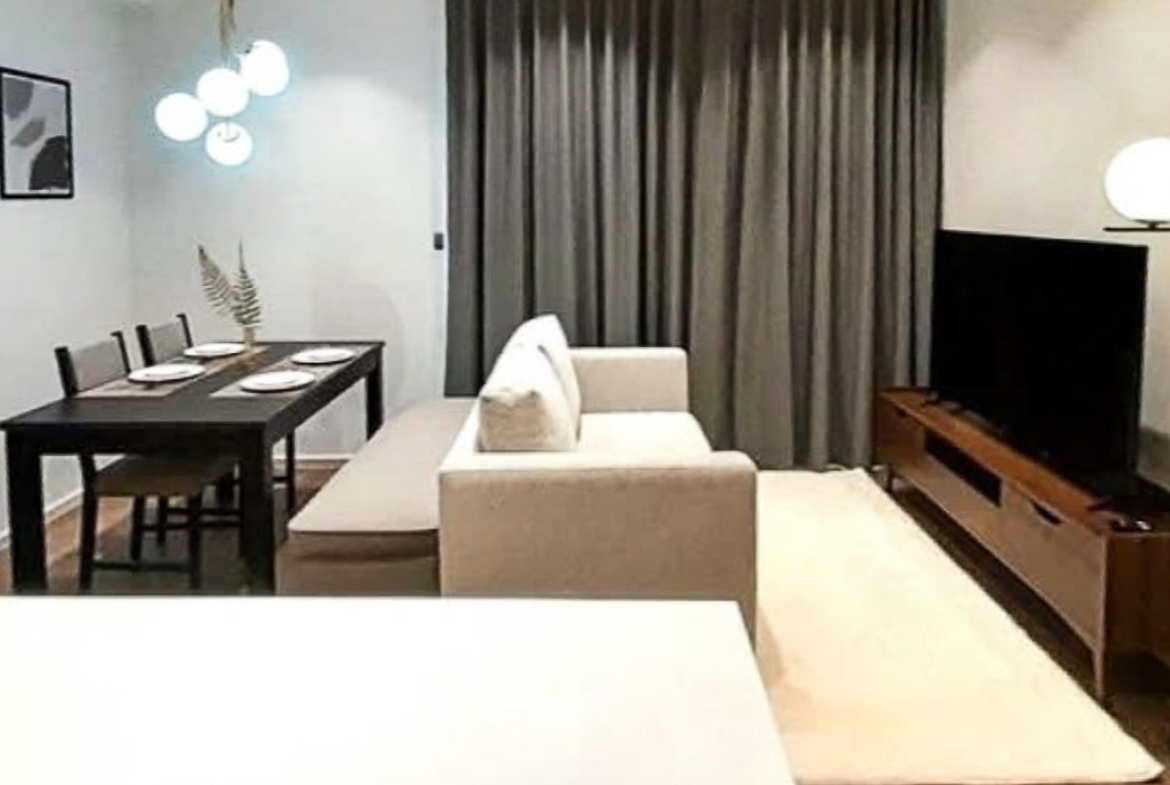 Rent this stylish 2-bedroom, 2-bathroom condo at MUNIQ Sukhumvit 23. Fully furnished, 64 sqm, cat-friendly, with bathtub, close to BTS Asoke and MRT Sukhumvit. Only 65,000 THB/month.