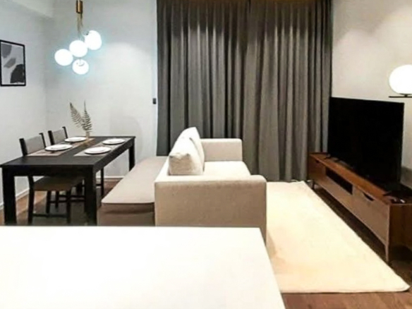 Rent this stylish 2-bedroom, 2-bathroom condo at MUNIQ Sukhumvit 23. Fully furnished, 64 sqm, cat-friendly, with bathtub, close to BTS Asoke and MRT Sukhumvit. Only 65,000 THB/month.