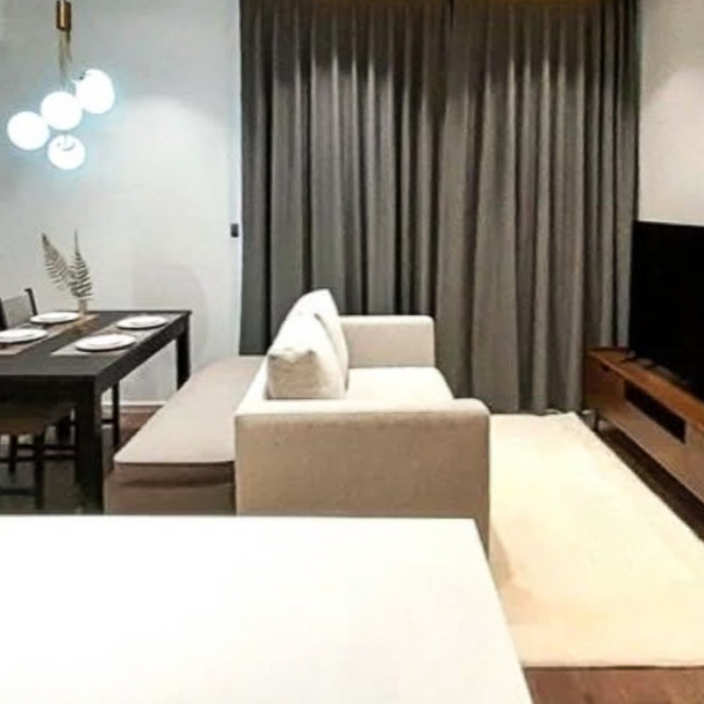 Rent this stylish 2-bedroom, 2-bathroom condo at MUNIQ Sukhumvit 23. Fully furnished, 64 sqm, cat-friendly, with bathtub, close to BTS Asoke and MRT Sukhumvit. Only 65,000 THB/month.