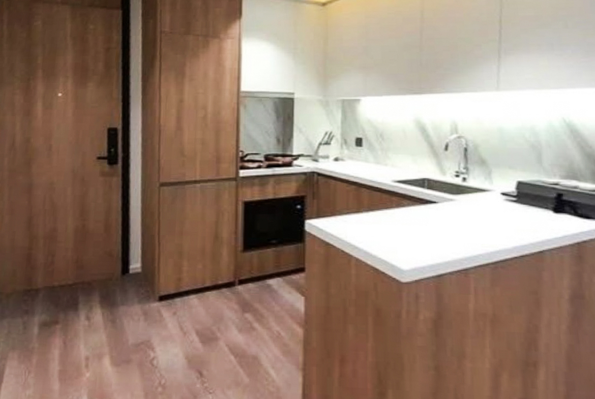 Rent this stylish 2-bedroom, 2-bathroom condo at MUNIQ Sukhumvit 23. Fully furnished, 64 sqm, cat-friendly, with bathtub, close to BTS Asoke and MRT Sukhumvit. Only 65,000 THB/month.