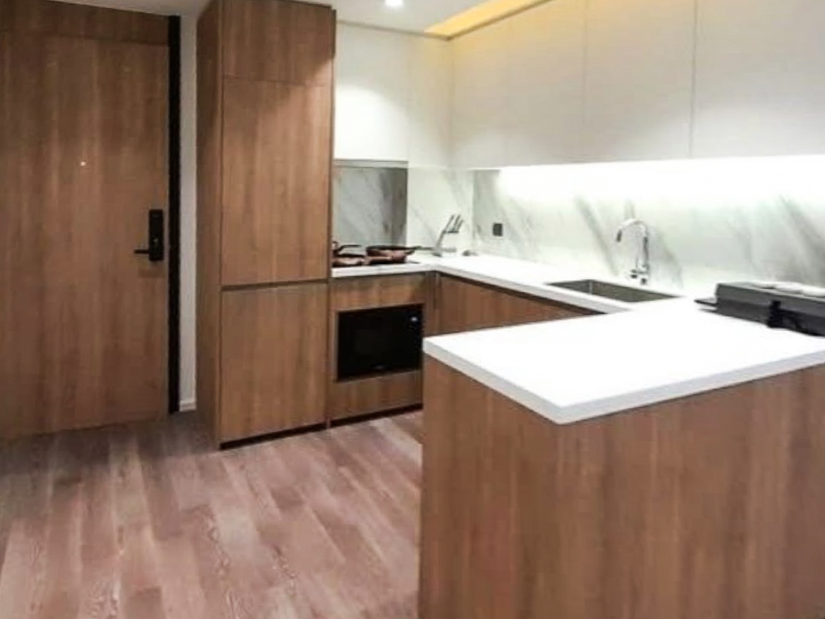 Rent this stylish 2-bedroom, 2-bathroom condo at MUNIQ Sukhumvit 23. Fully furnished, 64 sqm, cat-friendly, with bathtub, close to BTS Asoke and MRT Sukhumvit. Only 65,000 THB/month.