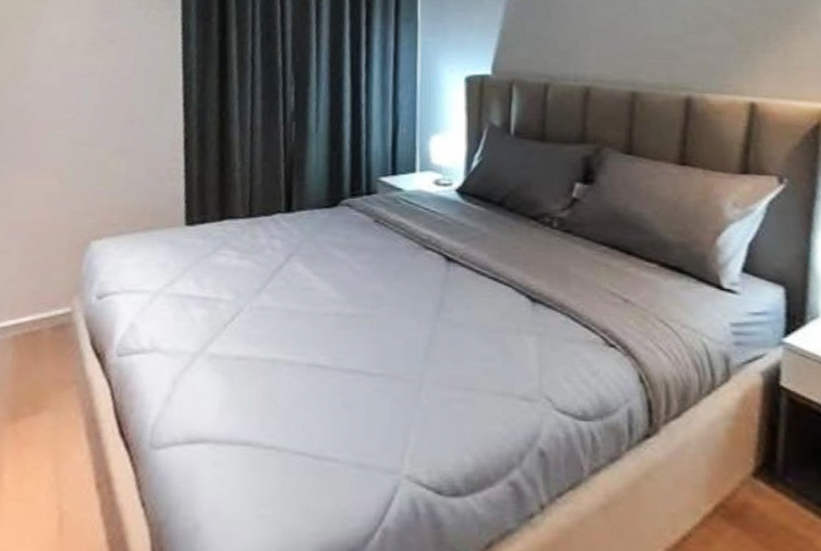 Rent this stylish 2-bedroom, 2-bathroom condo at MUNIQ Sukhumvit 23. Fully furnished, 64 sqm, cat-friendly, with bathtub, close to BTS Asoke and MRT Sukhumvit. Only 65,000 THB/month.