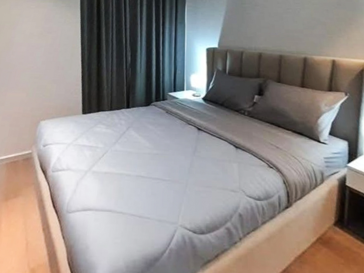 Rent this stylish 2-bedroom, 2-bathroom condo at MUNIQ Sukhumvit 23. Fully furnished, 64 sqm, cat-friendly, with bathtub, close to BTS Asoke and MRT Sukhumvit. Only 65,000 THB/month.