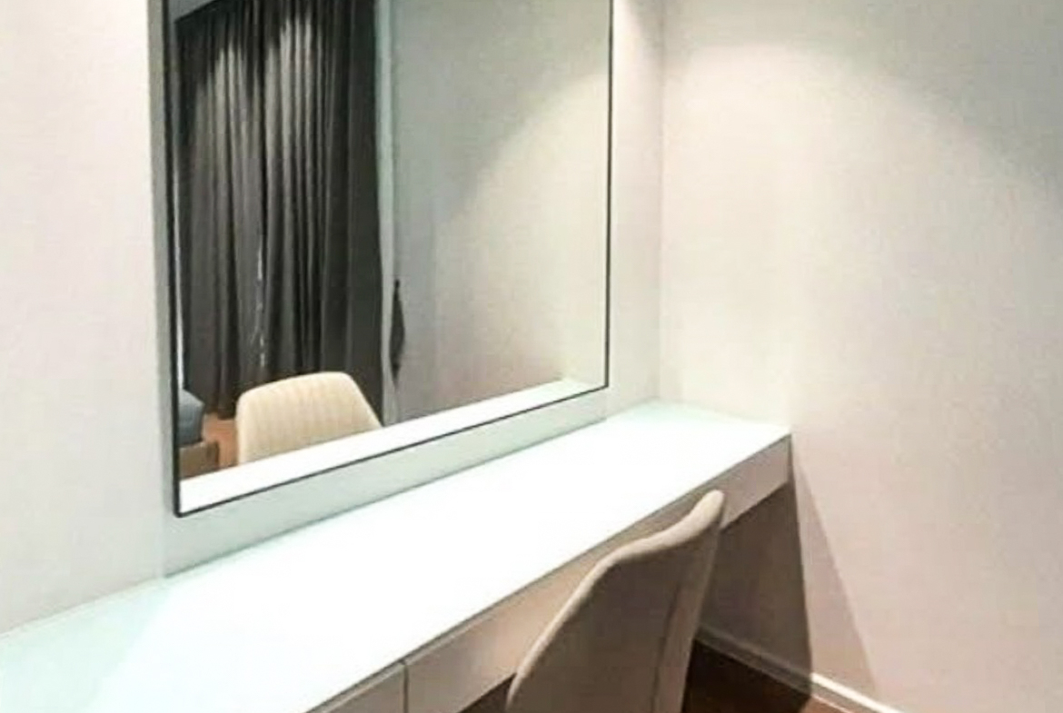 Rent this stylish 2-bedroom, 2-bathroom condo at MUNIQ Sukhumvit 23. Fully furnished, 64 sqm, cat-friendly, with bathtub, close to BTS Asoke and MRT Sukhumvit. Only 65,000 THB/month.
