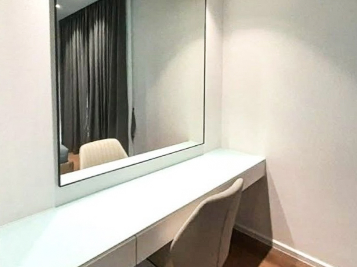 Rent this stylish 2-bedroom, 2-bathroom condo at MUNIQ Sukhumvit 23. Fully furnished, 64 sqm, cat-friendly, with bathtub, close to BTS Asoke and MRT Sukhumvit. Only 65,000 THB/month.