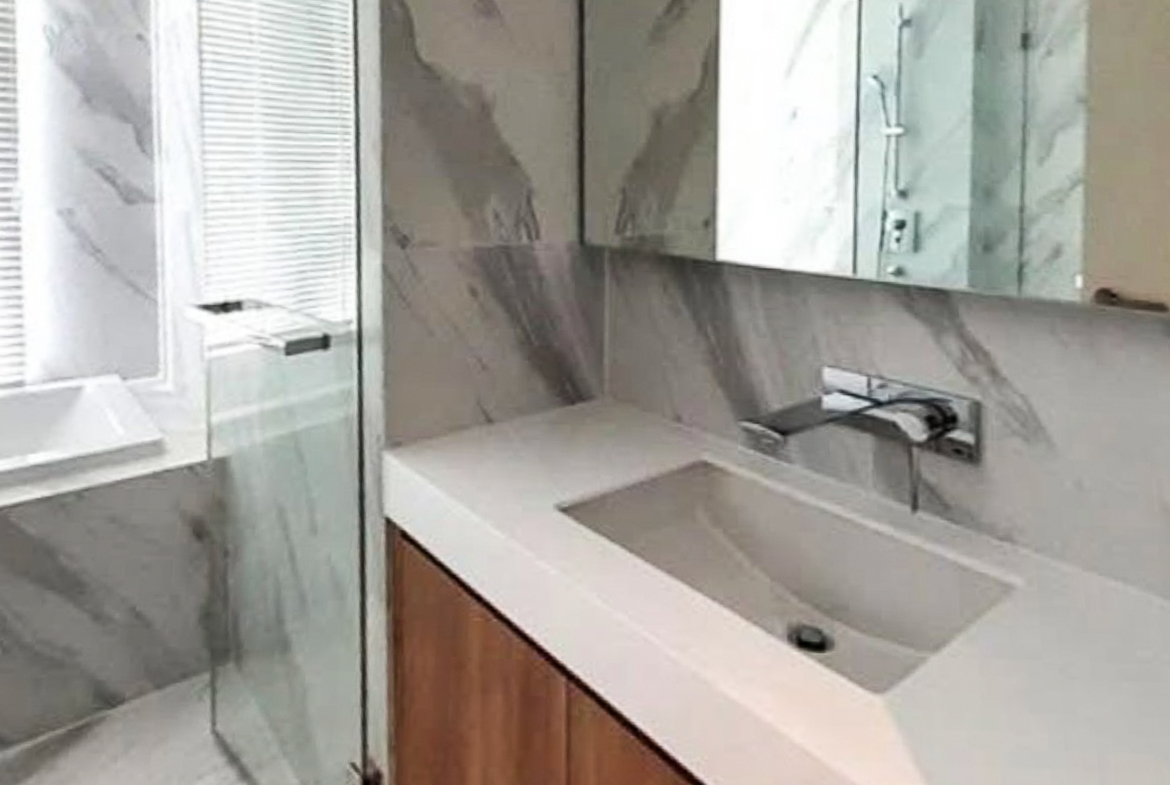 Rent this stylish 2-bedroom, 2-bathroom condo at MUNIQ Sukhumvit 23. Fully furnished, 64 sqm, cat-friendly, with bathtub, close to BTS Asoke and MRT Sukhumvit. Only 65,000 THB/month.