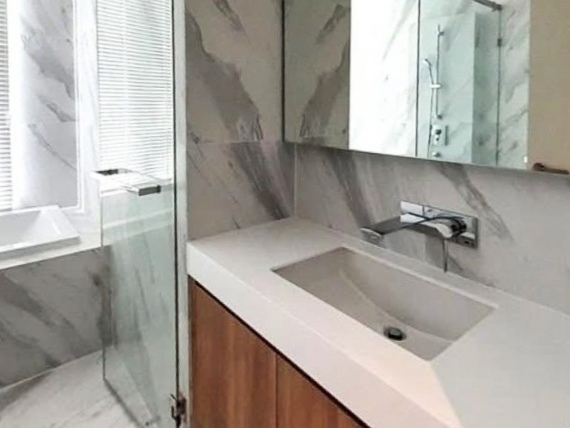 Rent this stylish 2-bedroom, 2-bathroom condo at MUNIQ Sukhumvit 23. Fully furnished, 64 sqm, cat-friendly, with bathtub, close to BTS Asoke and MRT Sukhumvit. Only 65,000 THB/month.