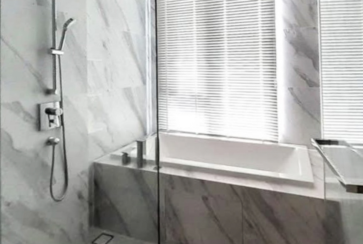 Rent this stylish 2-bedroom, 2-bathroom condo at MUNIQ Sukhumvit 23. Fully furnished, 64 sqm, cat-friendly, with bathtub, close to BTS Asoke and MRT Sukhumvit. Only 65,000 THB/month.