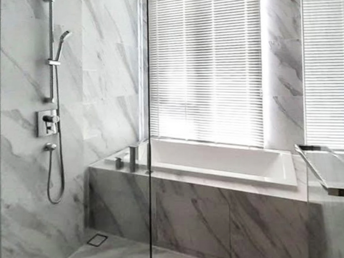 Rent this stylish 2-bedroom, 2-bathroom condo at MUNIQ Sukhumvit 23. Fully furnished, 64 sqm, cat-friendly, with bathtub, close to BTS Asoke and MRT Sukhumvit. Only 65,000 THB/month.