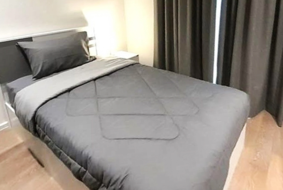 Rent this stylish 2-bedroom, 2-bathroom condo at MUNIQ Sukhumvit 23. Fully furnished, 64 sqm, cat-friendly, with bathtub, close to BTS Asoke and MRT Sukhumvit. Only 65,000 THB/month.