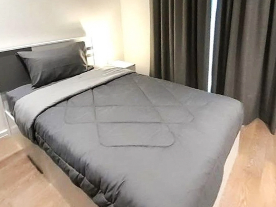Rent this stylish 2-bedroom, 2-bathroom condo at MUNIQ Sukhumvit 23. Fully furnished, 64 sqm, cat-friendly, with bathtub, close to BTS Asoke and MRT Sukhumvit. Only 65,000 THB/month.