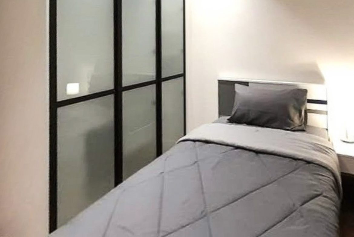 Rent this stylish 2-bedroom, 2-bathroom condo at MUNIQ Sukhumvit 23. Fully furnished, 64 sqm, cat-friendly, with bathtub, close to BTS Asoke and MRT Sukhumvit. Only 65,000 THB/month.