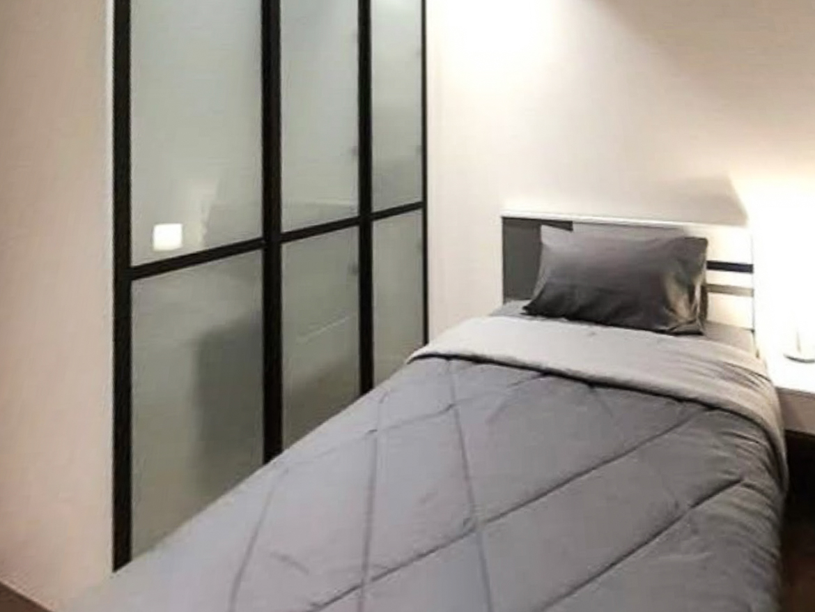 Rent this stylish 2-bedroom, 2-bathroom condo at MUNIQ Sukhumvit 23. Fully furnished, 64 sqm, cat-friendly, with bathtub, close to BTS Asoke and MRT Sukhumvit. Only 65,000 THB/month.