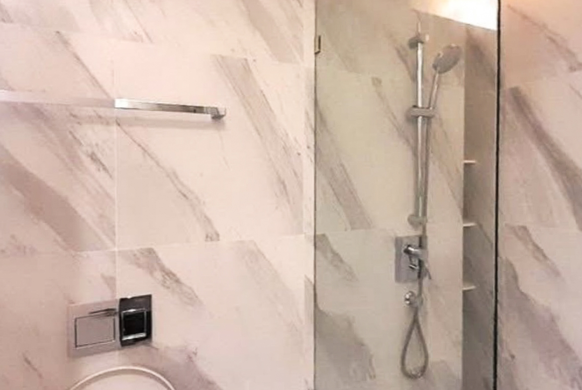 Rent this stylish 2-bedroom, 2-bathroom condo at MUNIQ Sukhumvit 23. Fully furnished, 64 sqm, cat-friendly, with bathtub, close to BTS Asoke and MRT Sukhumvit. Only 65,000 THB/month.