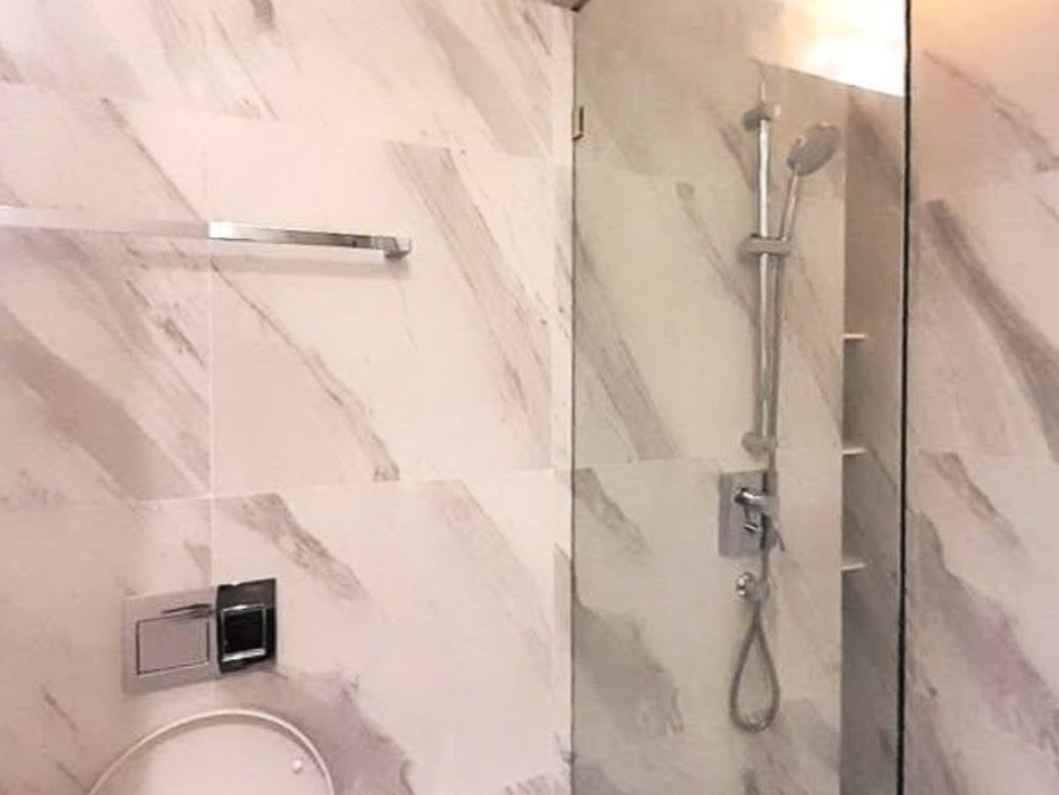 Rent this stylish 2-bedroom, 2-bathroom condo at MUNIQ Sukhumvit 23. Fully furnished, 64 sqm, cat-friendly, with bathtub, close to BTS Asoke and MRT Sukhumvit. Only 65,000 THB/month.
