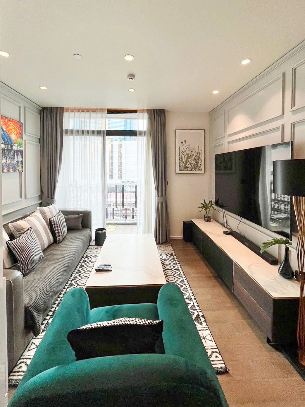 Elegant Two Bedroom Condo at Muniq Sukhumvit 23, Near Asoke BTS