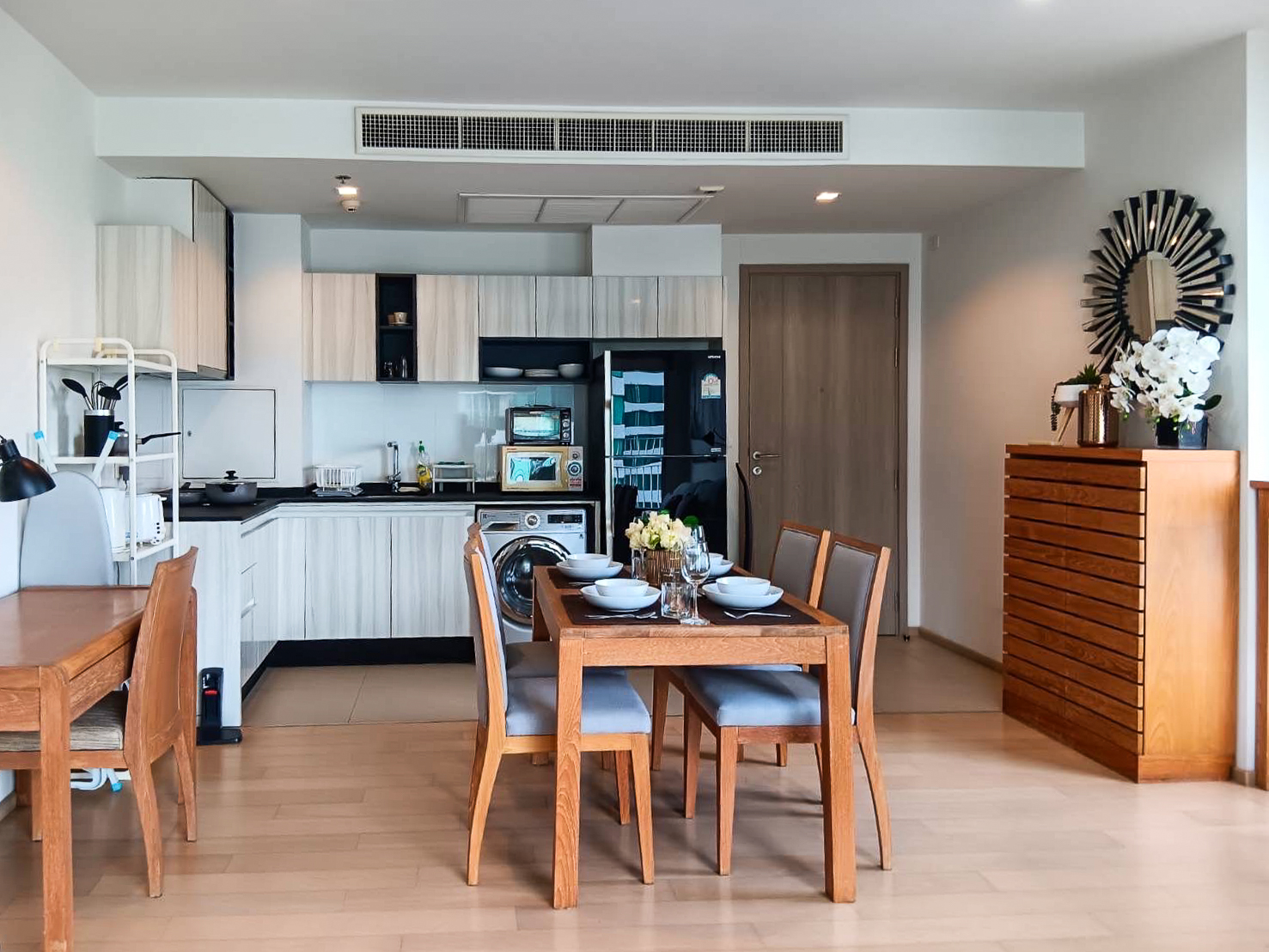 dining area Spacious 1-bedroom corner unit for rent at HQ Thonglor, 57 SQM on 12A floor. Fully furnished with bathtub, modern kitchen, and work space. Prime Sukhumvit 55 location with pool, gym, and 24-hour security. THB 55,000/month.