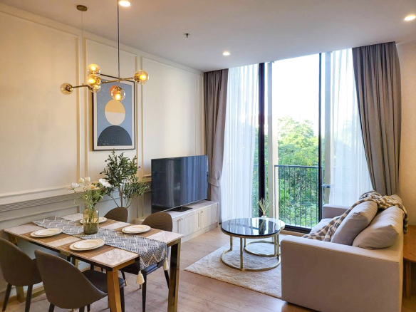 Spacious 1-bedroom condo for rent at Noble BE19, Asoke. 50 SQM, fully furnished, beautifully decorated with green unblocked view. Just 7 minutes to BTS/MRT, near Terminal 21, NIST, and Bumrungrad Hospital. THB 45,000/month.