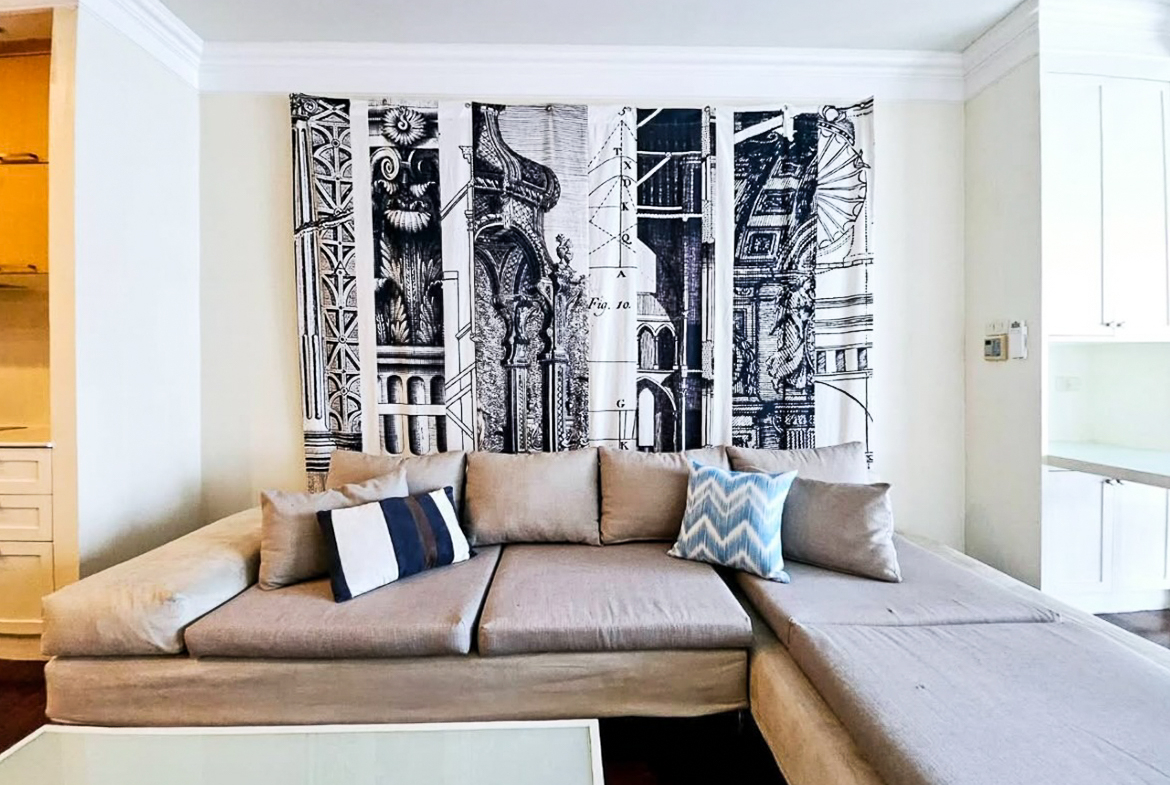 Spacious 1-bedroom condo for rent at Noble Ora Sukhumvit 55. 78 sq.m., semi-renovated, large kitchen, balcony, bathtub. Prime Thonglor location. THB 40,000/month.