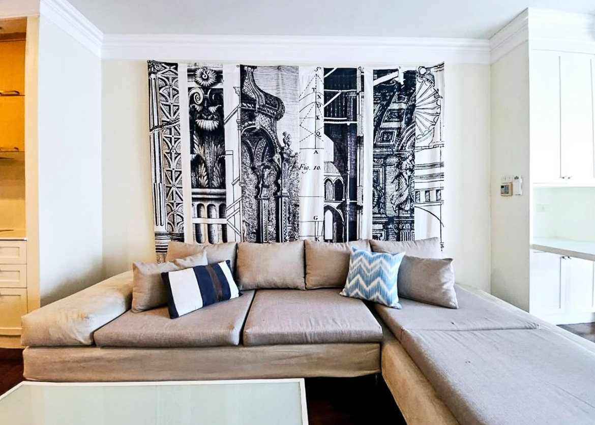 Spacious 1-bedroom condo for rent at Noble Ora Sukhumvit 55. 78 sq.m., semi-renovated, large kitchen, balcony, bathtub. Prime Thonglor location. THB 40,000/month.