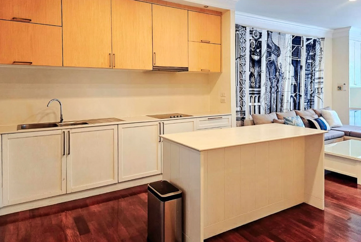Spacious 1-bedroom condo for rent at Noble Ora Sukhumvit 55. 78 sq.m., semi-renovated, large kitchen, balcony, bathtub. Prime Thonglor location. THB 40,000/month.