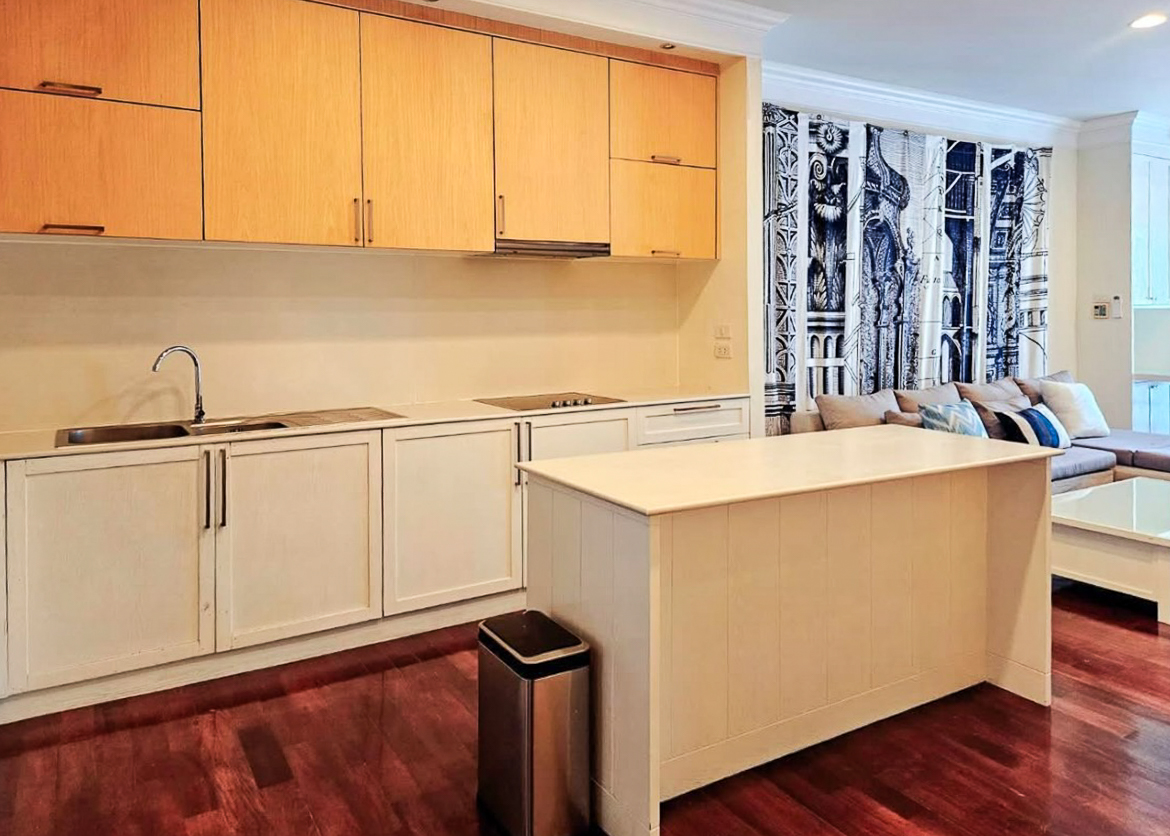 Spacious 1-bedroom condo for rent at Noble Ora Sukhumvit 55. 78 sq.m., semi-renovated, large kitchen, balcony, bathtub. Prime Thonglor location. THB 40,000/month.