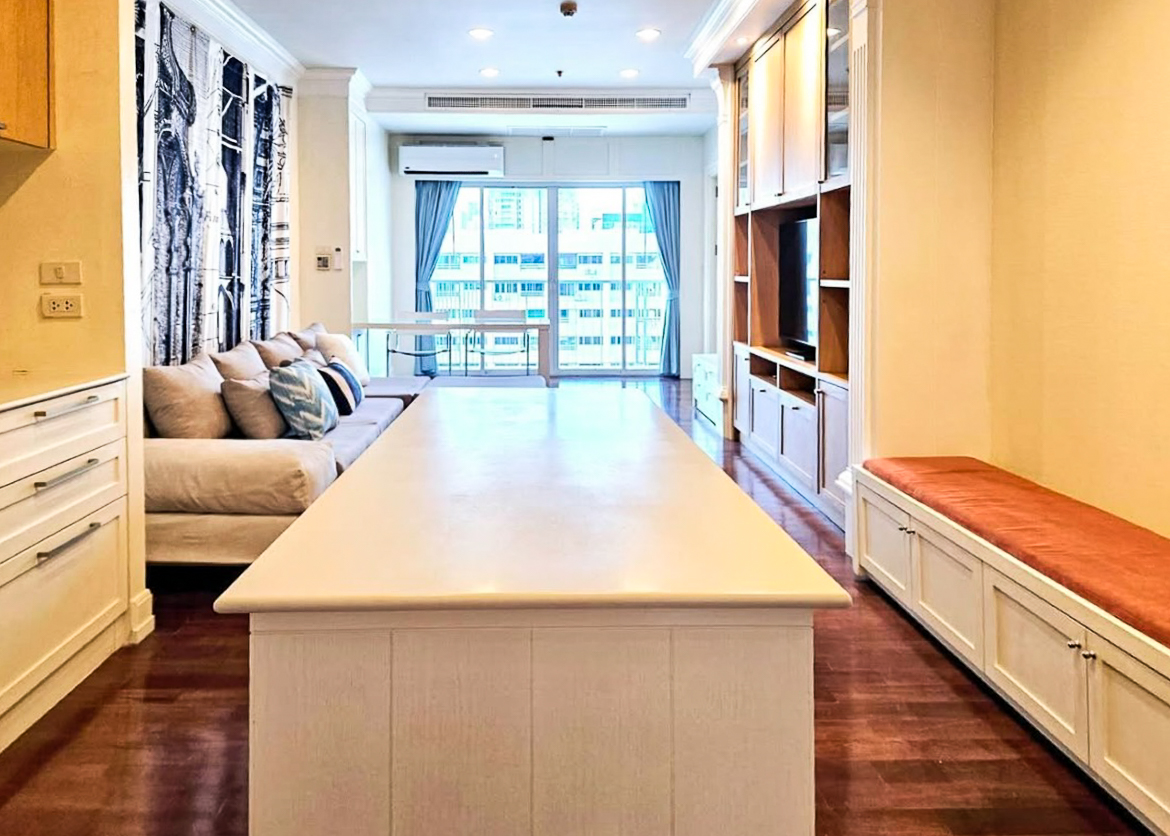 Spacious 1-bedroom condo for rent at Noble Ora Sukhumvit 55. 78 sq.m., semi-renovated, large kitchen, balcony, bathtub. Prime Thonglor location. THB 40,000/month.