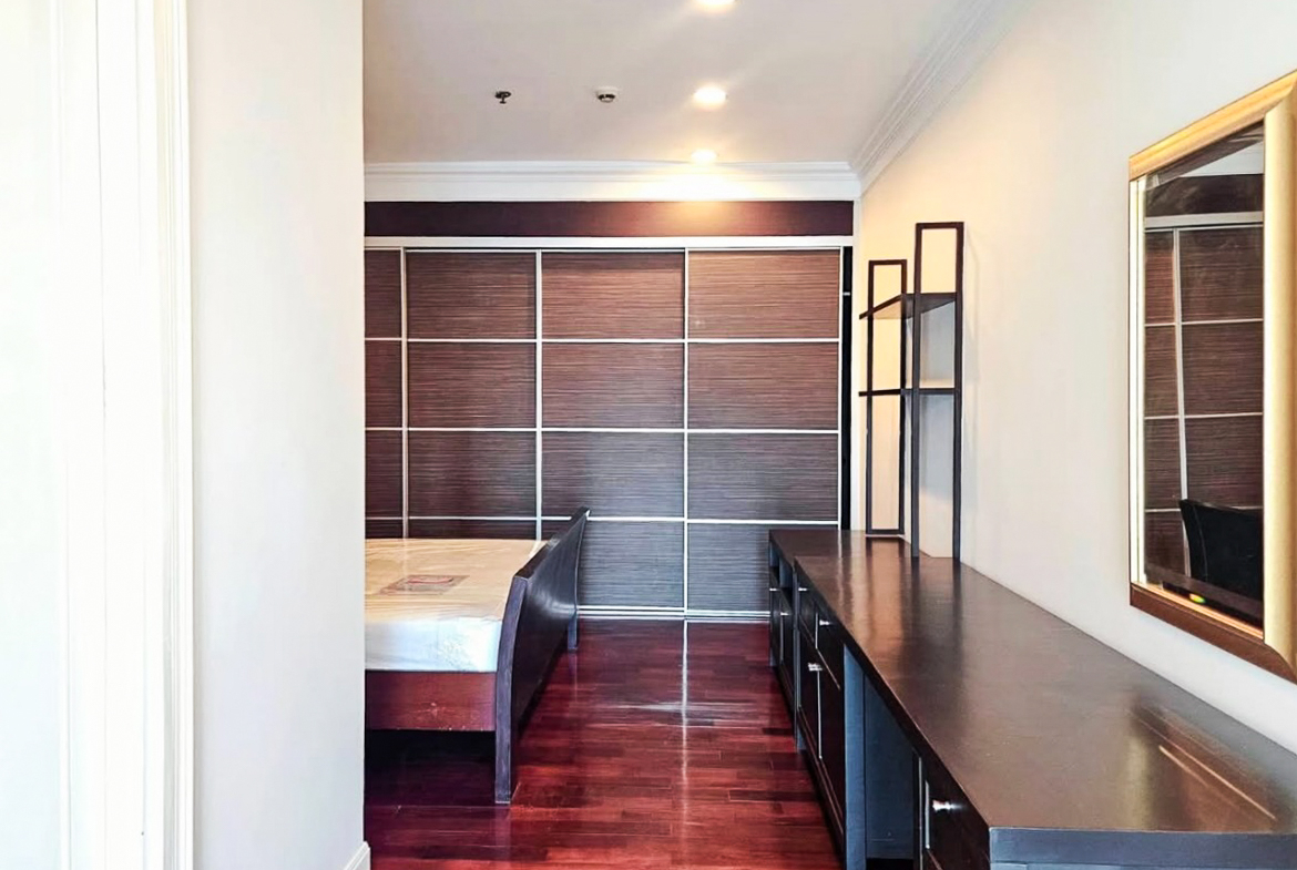 Spacious 1-bedroom condo for rent at Noble Ora Sukhumvit 55. 78 sq.m., semi-renovated, large kitchen, balcony, bathtub. Prime Thonglor location. THB 40,000/month.