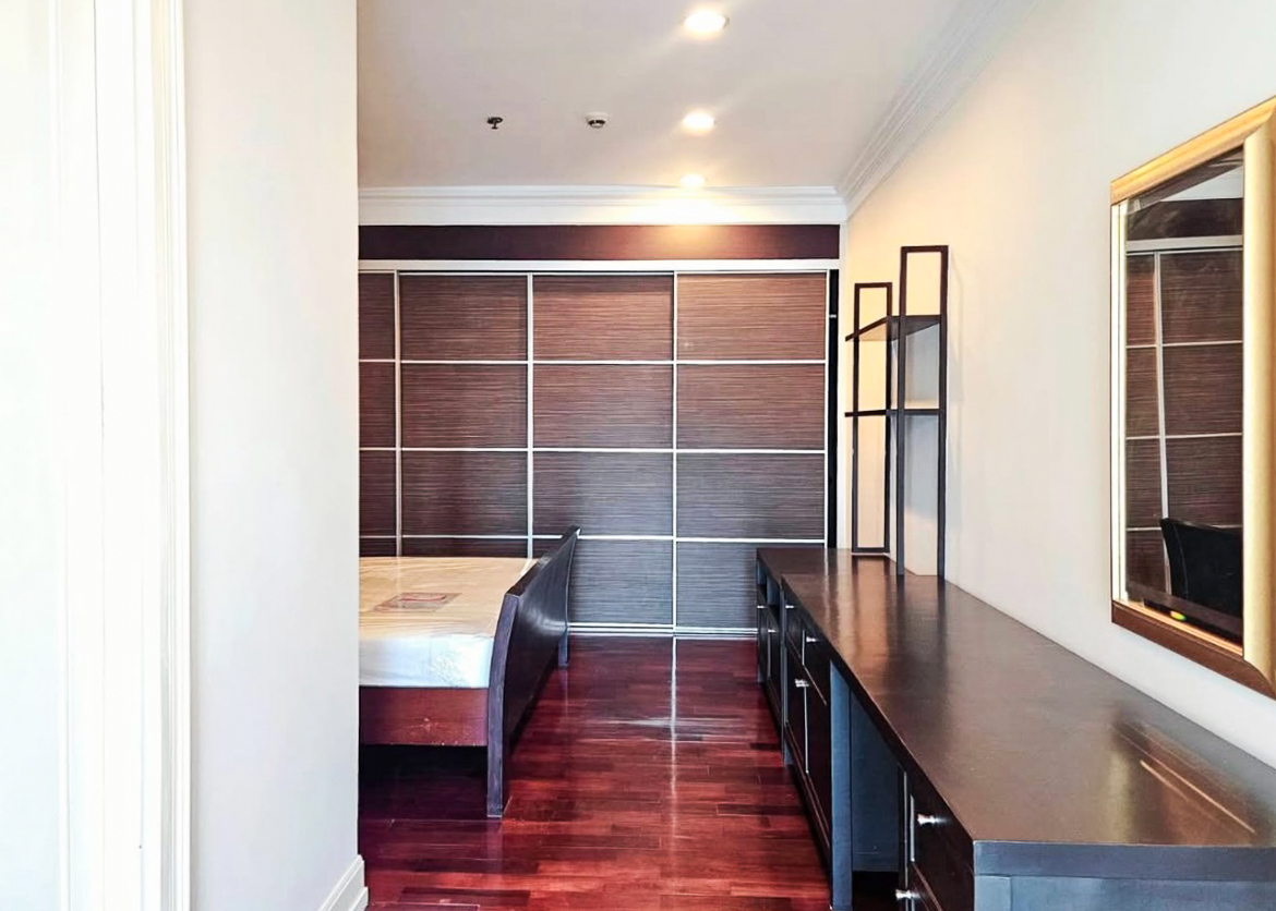 Spacious 1-bedroom condo for rent at Noble Ora Sukhumvit 55. 78 sq.m., semi-renovated, large kitchen, balcony, bathtub. Prime Thonglor location. THB 40,000/month.
