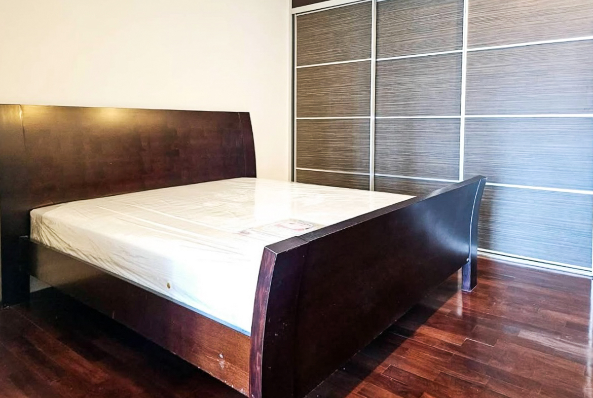 Spacious 1-bedroom condo for rent at Noble Ora Sukhumvit 55. 78 sq.m., semi-renovated, large kitchen, balcony, bathtub. Prime Thonglor location. THB 40,000/month.