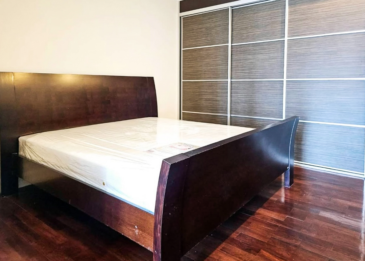 Spacious 1-bedroom condo for rent at Noble Ora Sukhumvit 55. 78 sq.m., semi-renovated, large kitchen, balcony, bathtub. Prime Thonglor location. THB 40,000/month.