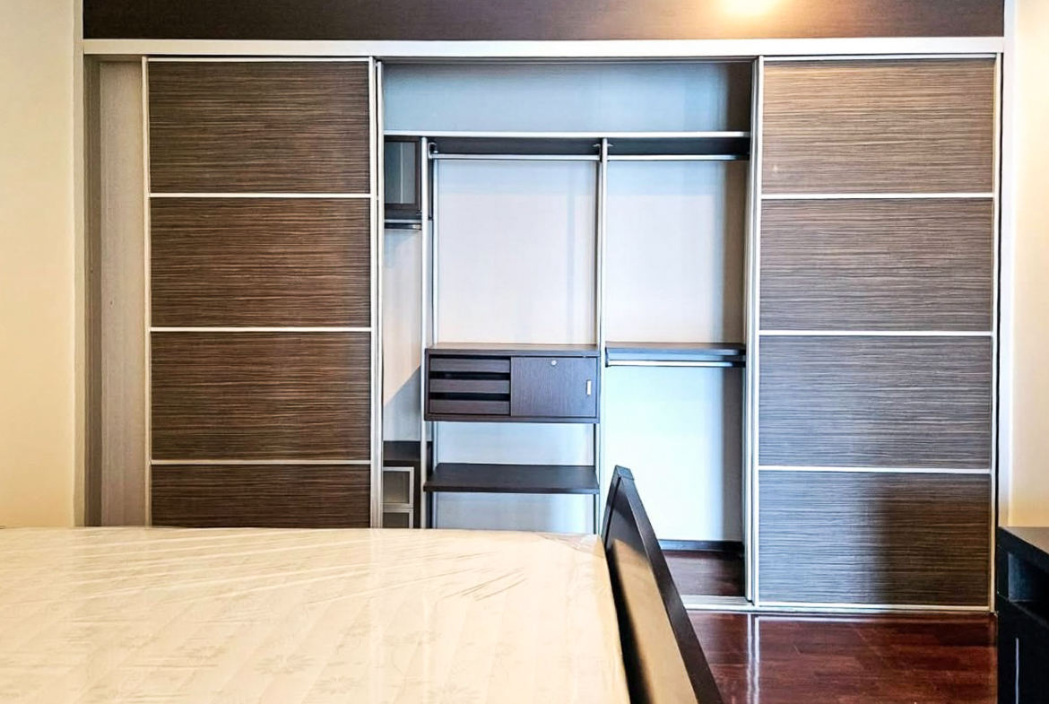 Spacious 1-bedroom condo for rent at Noble Ora Sukhumvit 55. 78 sq.m., semi-renovated, large kitchen, balcony, bathtub. Prime Thonglor location. THB 40,000/month.