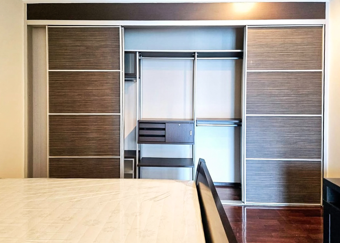 Spacious 1-bedroom condo for rent at Noble Ora Sukhumvit 55. 78 sq.m., semi-renovated, large kitchen, balcony, bathtub. Prime Thonglor location. THB 40,000/month.