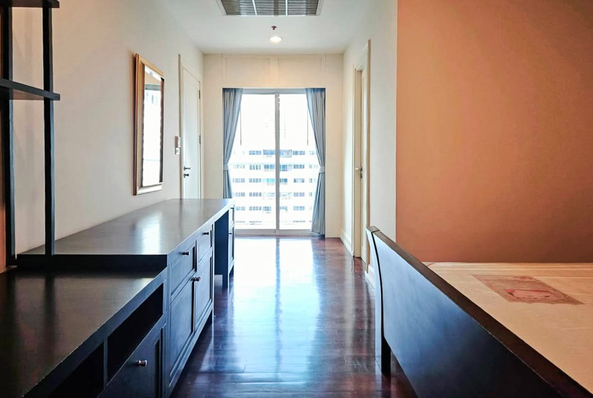 Spacious 1-bedroom condo for rent at Noble Ora Sukhumvit 55. 78 sq.m., semi-renovated, large kitchen, balcony, bathtub. Prime Thonglor location. THB 40,000/month.