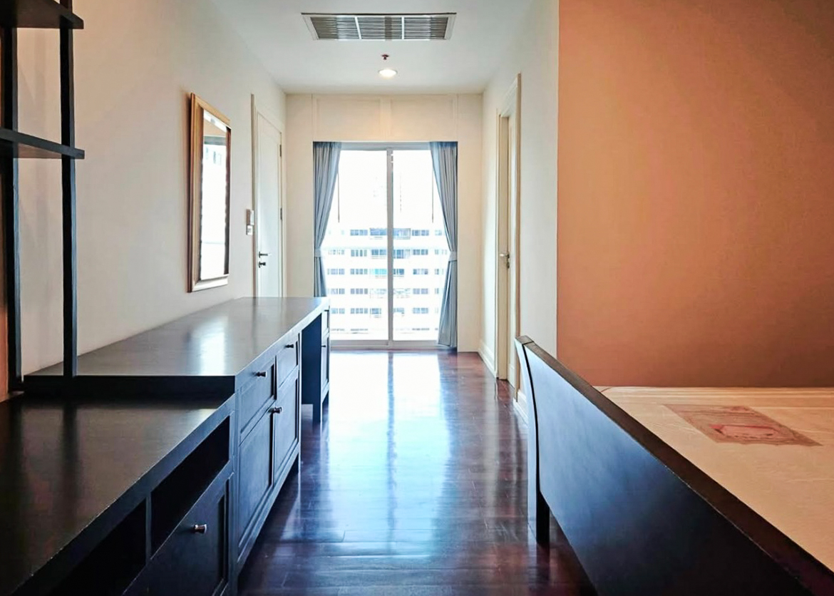 Spacious 1-bedroom condo for rent at Noble Ora Sukhumvit 55. 78 sq.m., semi-renovated, large kitchen, balcony, bathtub. Prime Thonglor location. THB 40,000/month.