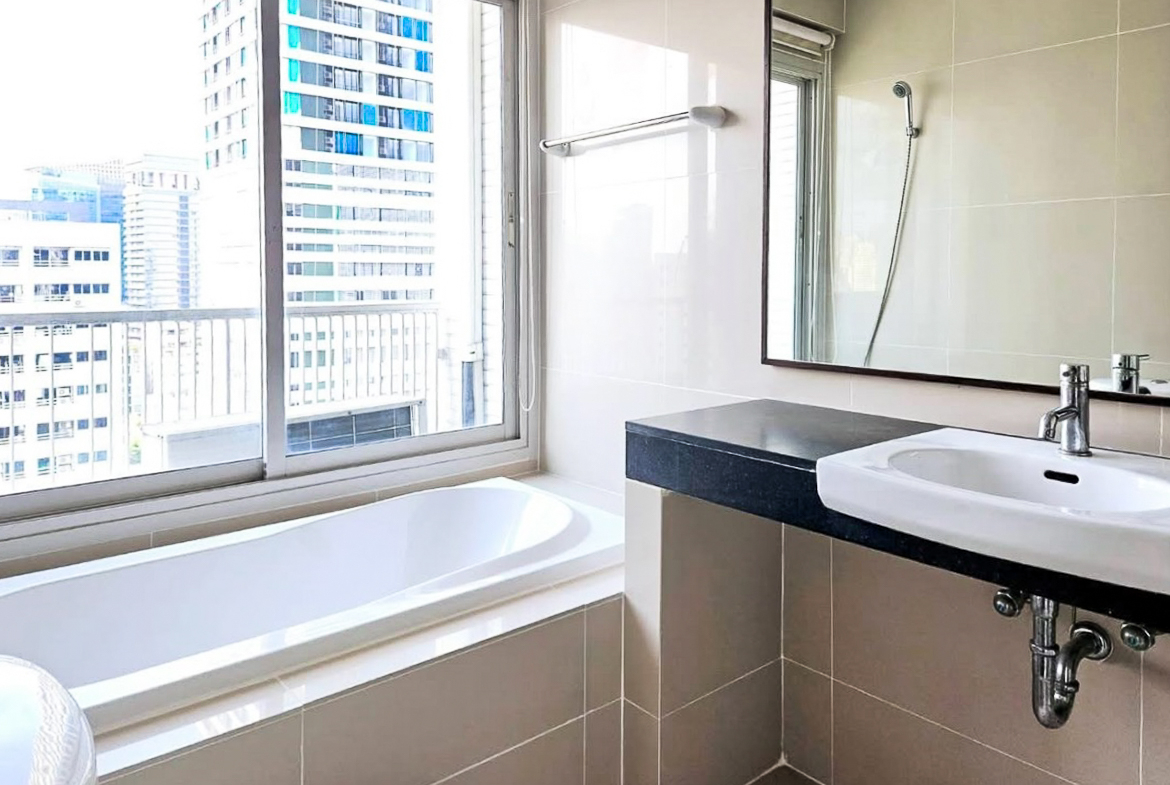 Spacious 1-bedroom condo for rent at Noble Ora Sukhumvit 55. 78 sq.m., semi-renovated, large kitchen, balcony, bathtub. Prime Thonglor location. THB 40,000/month.