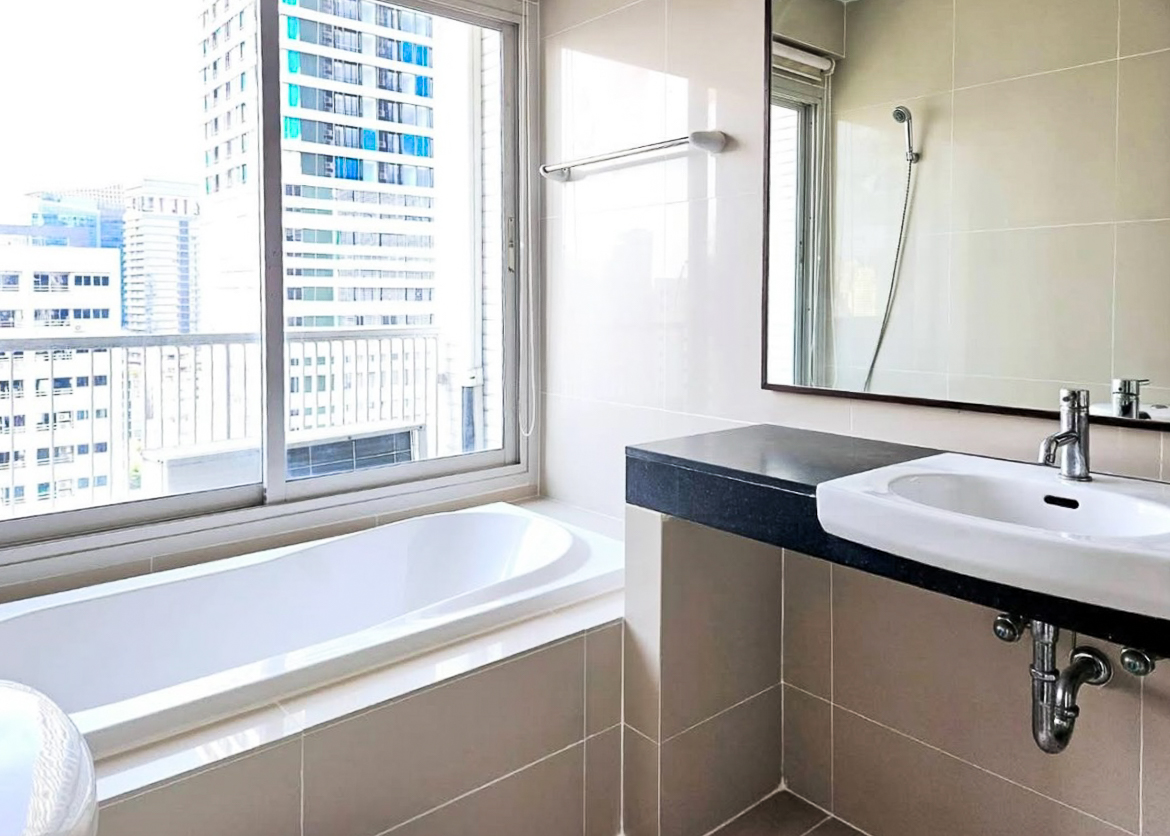 Spacious 1-bedroom condo for rent at Noble Ora Sukhumvit 55. 78 sq.m., semi-renovated, large kitchen, balcony, bathtub. Prime Thonglor location. THB 40,000/month.