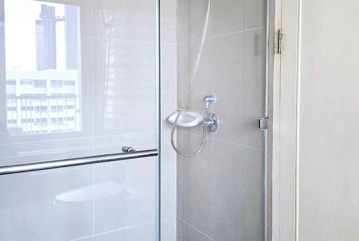 Spacious 1-bedroom condo for rent at Noble Ora Sukhumvit 55. 78 sq.m., semi-renovated, large kitchen, balcony, bathtub. Prime Thonglor location. THB 40,000/month.