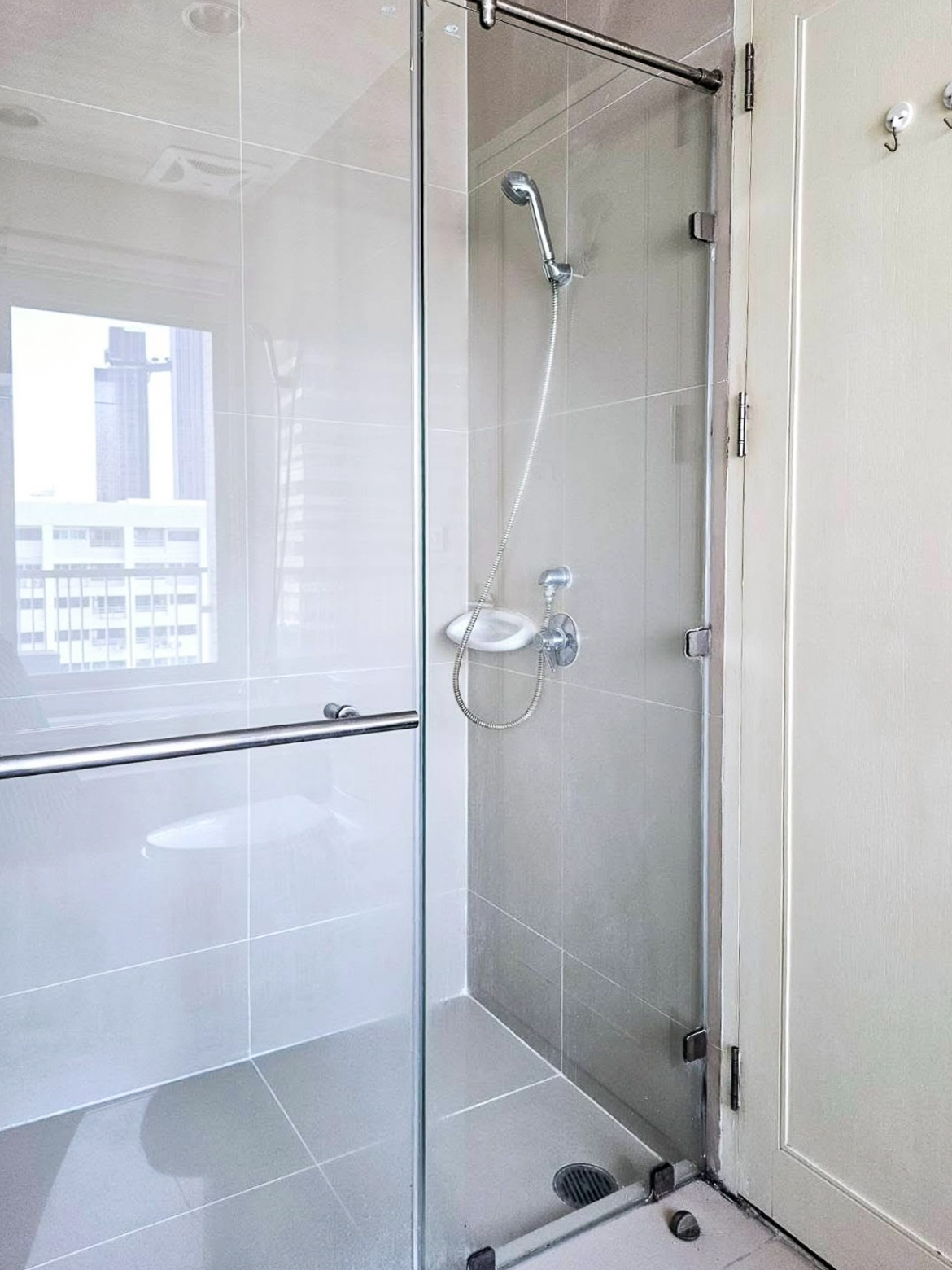 Spacious 1-bedroom condo for rent at Noble Ora Sukhumvit 55. 78 sq.m., semi-renovated, large kitchen, balcony, bathtub. Prime Thonglor location. THB 40,000/month.