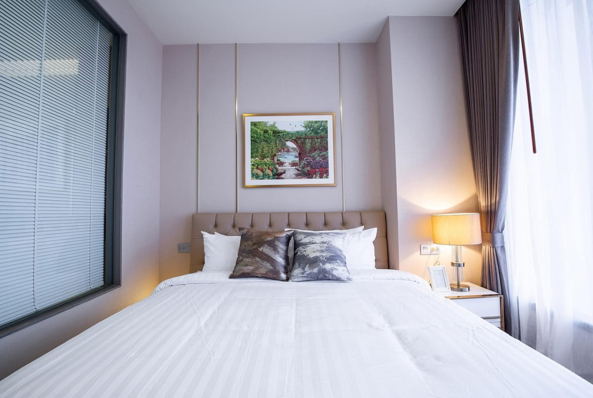Luxury 1-bedroom condo for rent at The ESSE Asoke, fully furnished with clear city view. Prime location near BTS Asoke. High-end facilities. 47.5 sqm, 47,000 THB/month.
