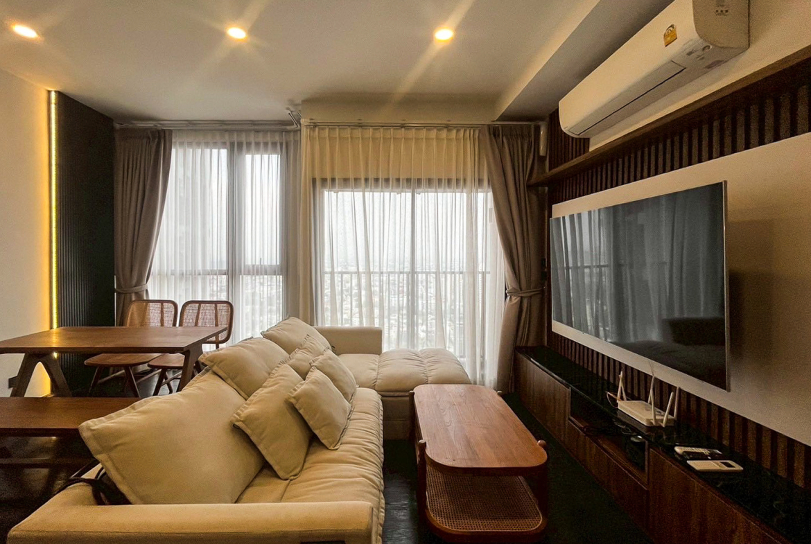 Modern 2-bedroom condo for rent and sale at Park Origin Thonglor, 66.6 sq.m., 38th floor, fully furnished with city views. Prime location with 5-star amenities. Rent: 67,000 THB/month. Sale: 15M THB.